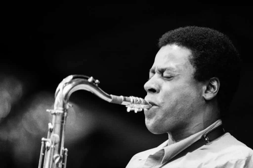 Bijschrift: Legendarische Jazzsaxofonist Wayne Shorter Die Live Op Het Podium Speelt Achtergrond