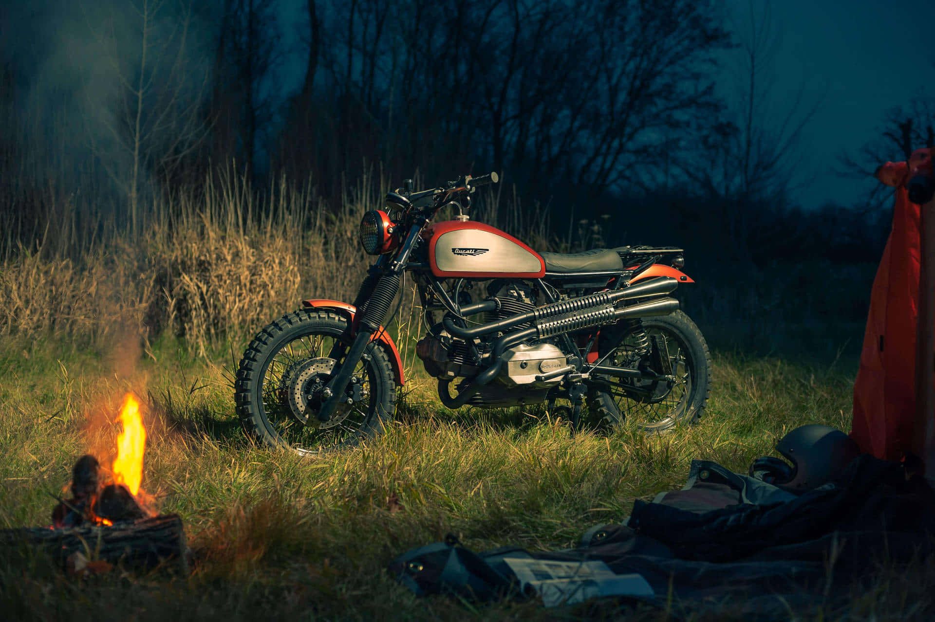 Konstnärligbakgrundsbild Med Ducati Scrambler-motorcykel
