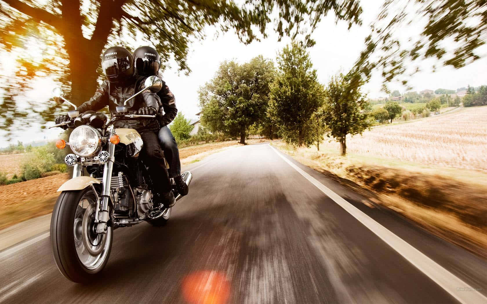 Billeder af Motorcyklisten med Passageren HD Dekorativ Tapet