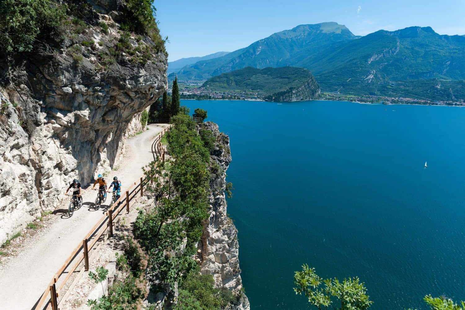 Cyklingvid Lago Di Garda Wallpaper