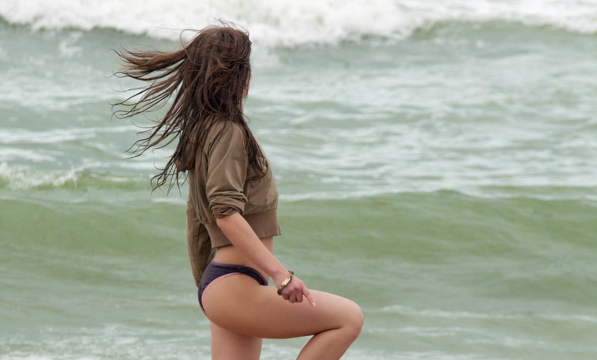Bikini pige, der ser havet baggrund Wallpaper