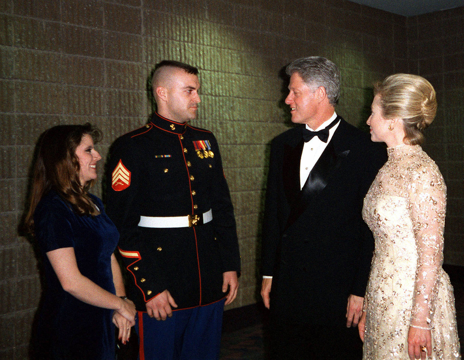 Former President Bill Clinton in a serious discussion with a military General. Wallpaper