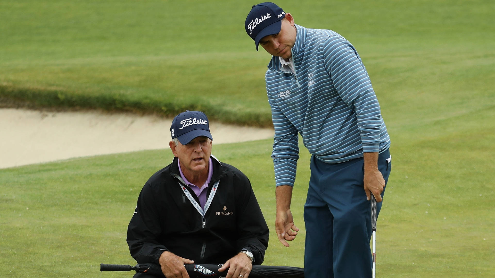 Billhaas Y Su Padre, Jay Haas, Compartiendo Un Momento En El Campo De Golf Fondo de pantalla