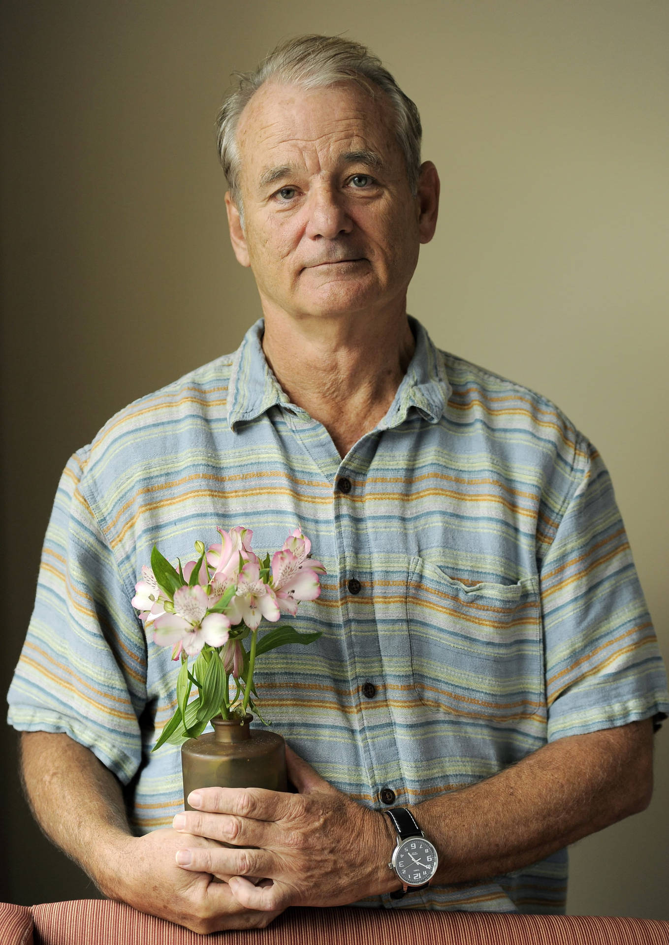 Billmurray, Actor Estadounidense, Posando Entre Flores. Fondo de pantalla