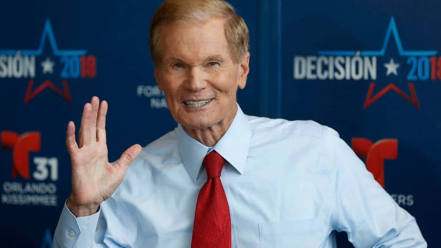Bill Nelson Smiling And Raising His Hand Wallpaper