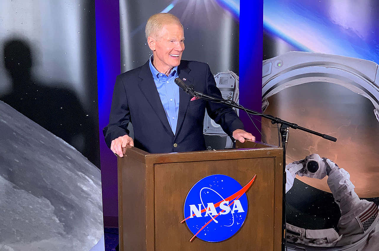 Bill Nelson taler på NASA-podium Wallpaper