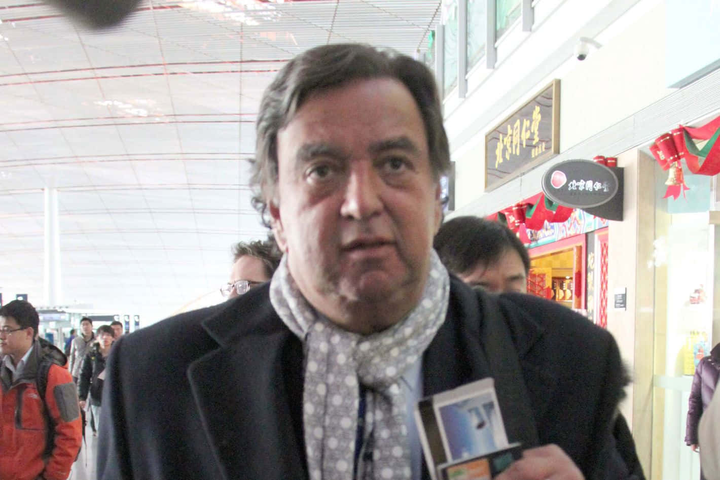 Bill Richardson Spotted at the Airport Wallpaper