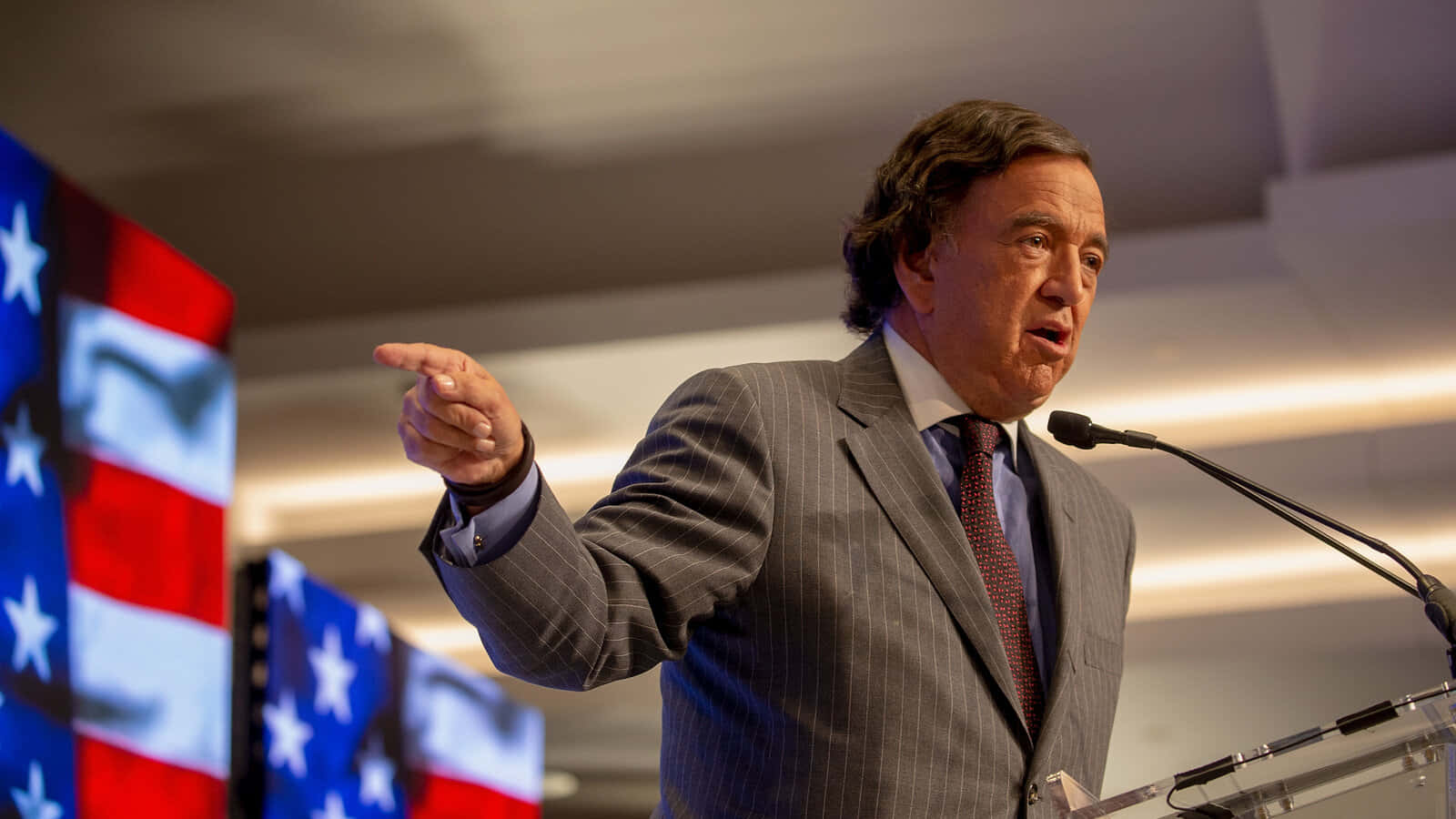 Bill Richardson Pointing during a Press Briefing Wallpaper