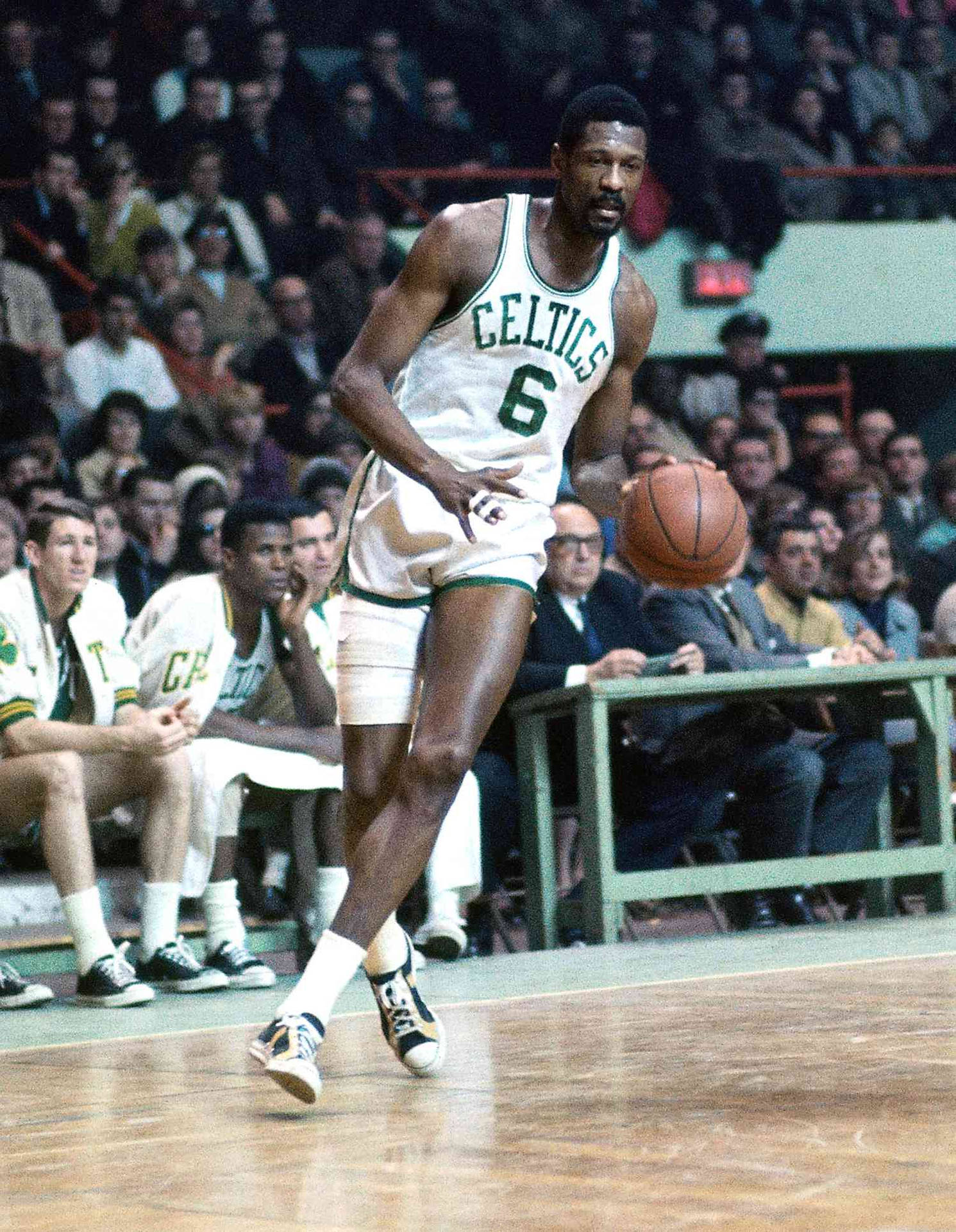 Billrussell Von Den Boston Celtics Während Eines Spiels Wallpaper