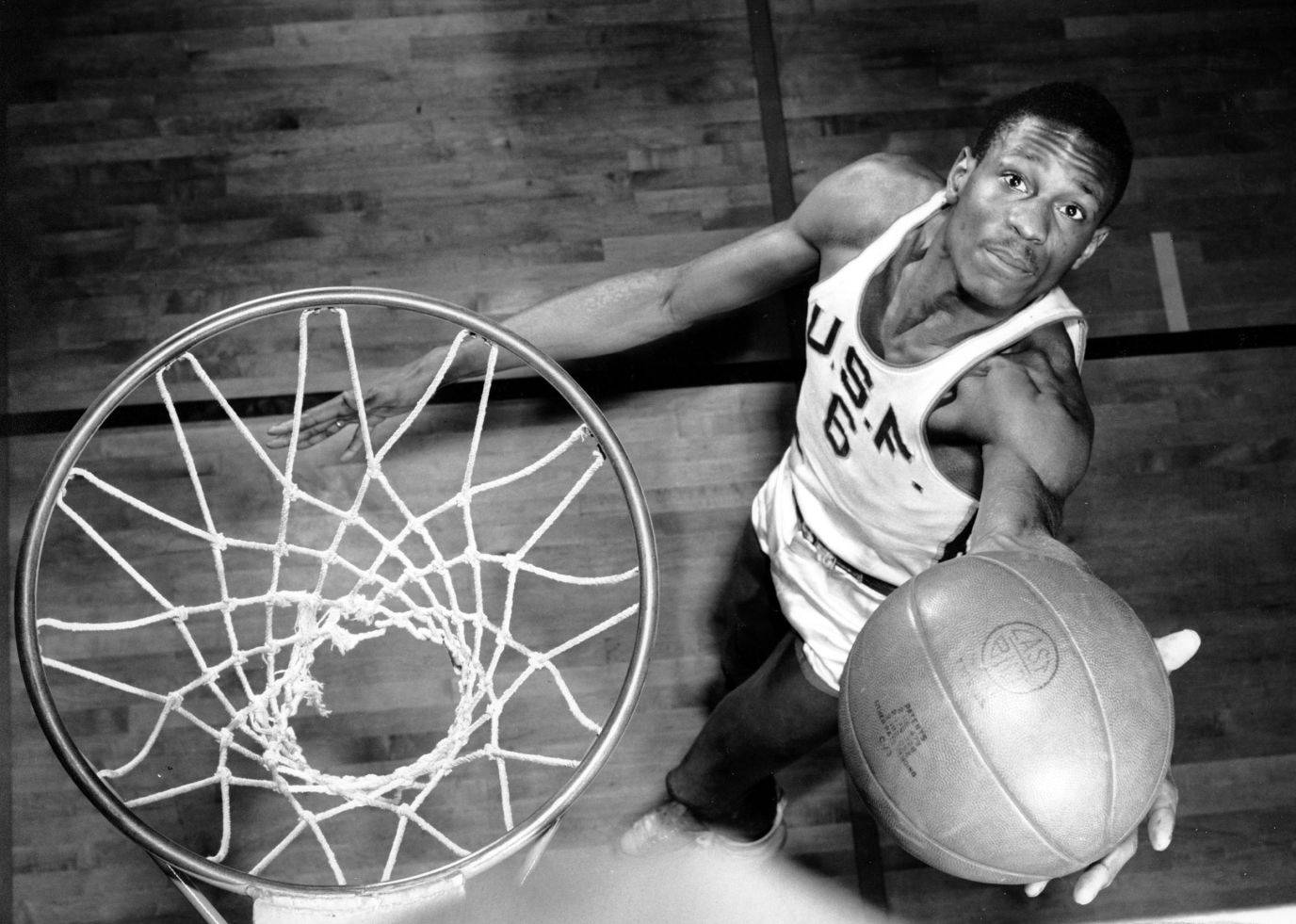 Giocatoredi Basket Bill Russell Dell'usf Sfondo