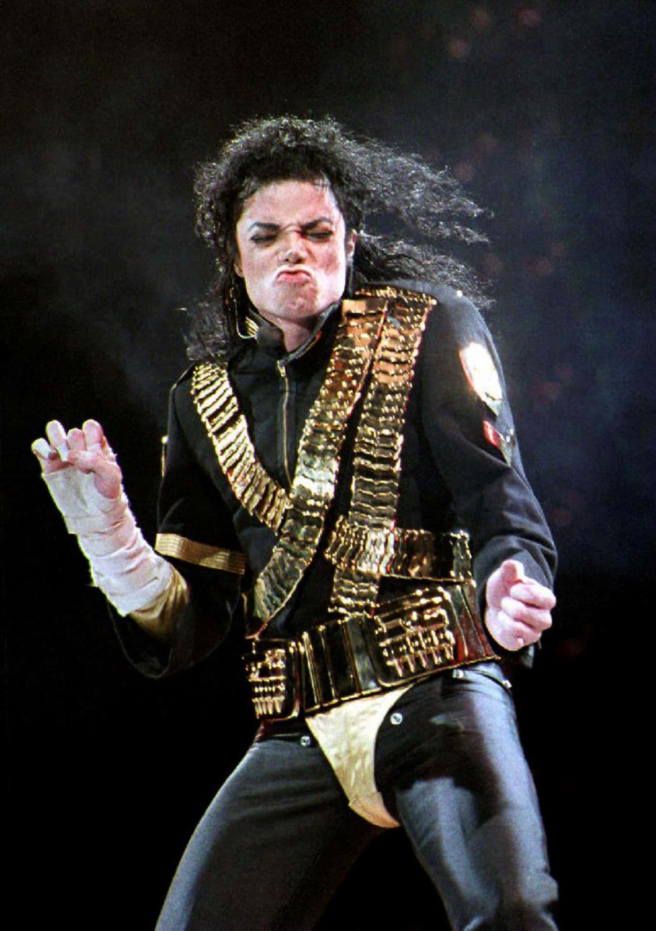 Billeder af Michael Jackson dækker denne tapet.