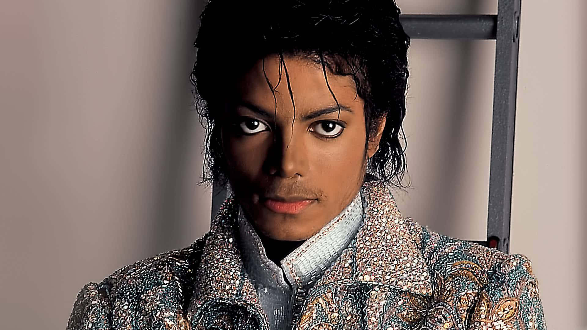 Billeder af Michael Jackson på en sort baggrund.