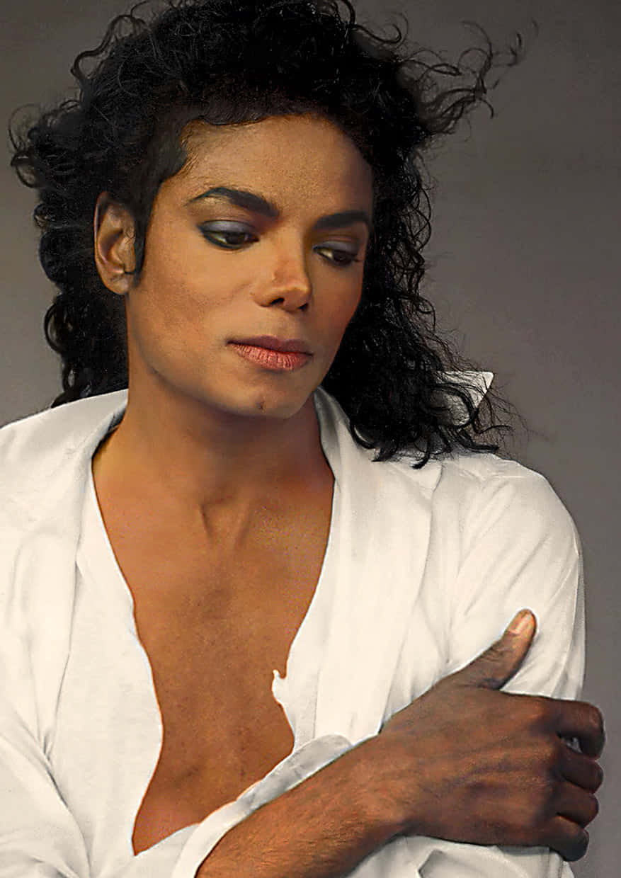 Billeder af Michael Jackson dækker tapetet.