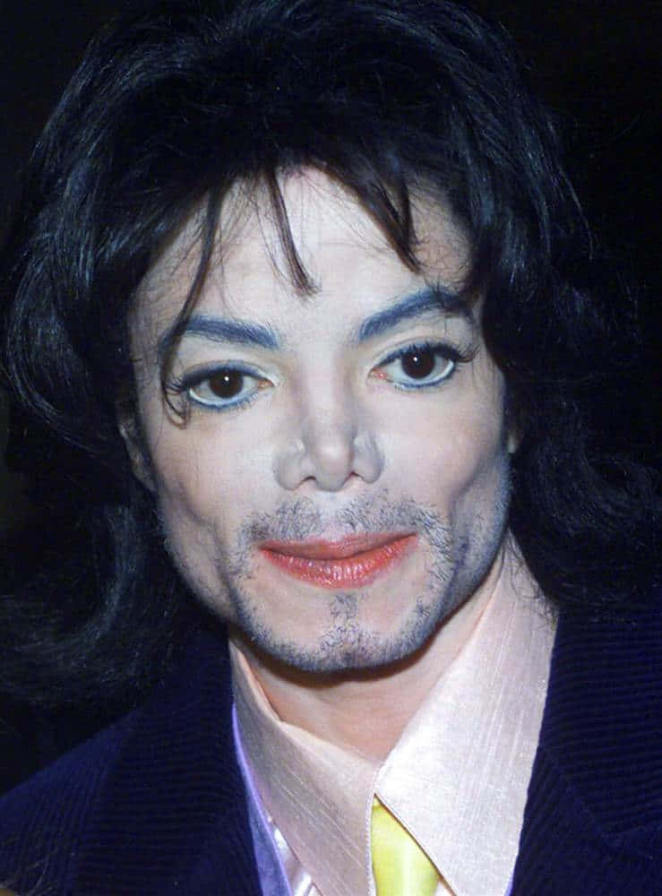 Billeder af Michael Jackson popper op på skærmen.