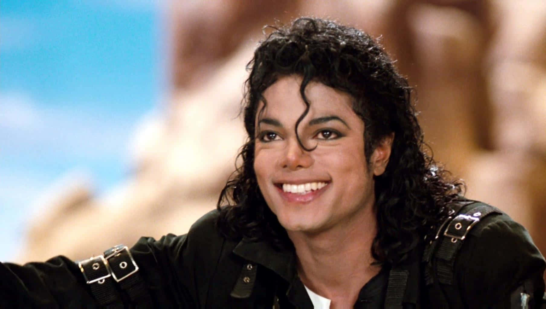 Billeder af Michael Jackson på et sort og hvid flise.