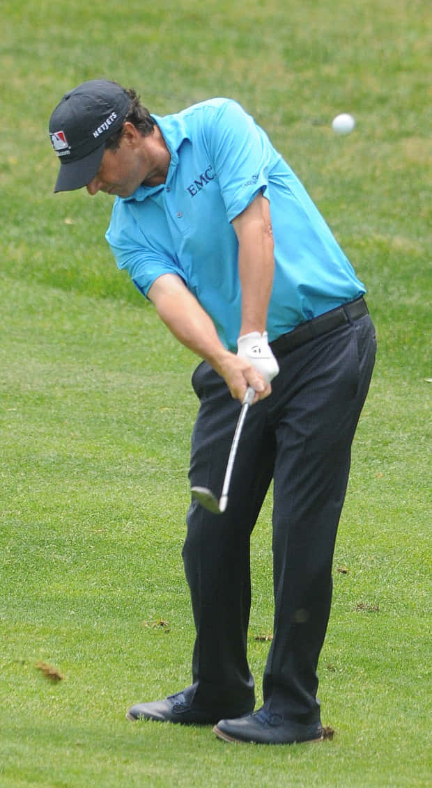 Billy Andrade foretager en golfswing. Wallpaper