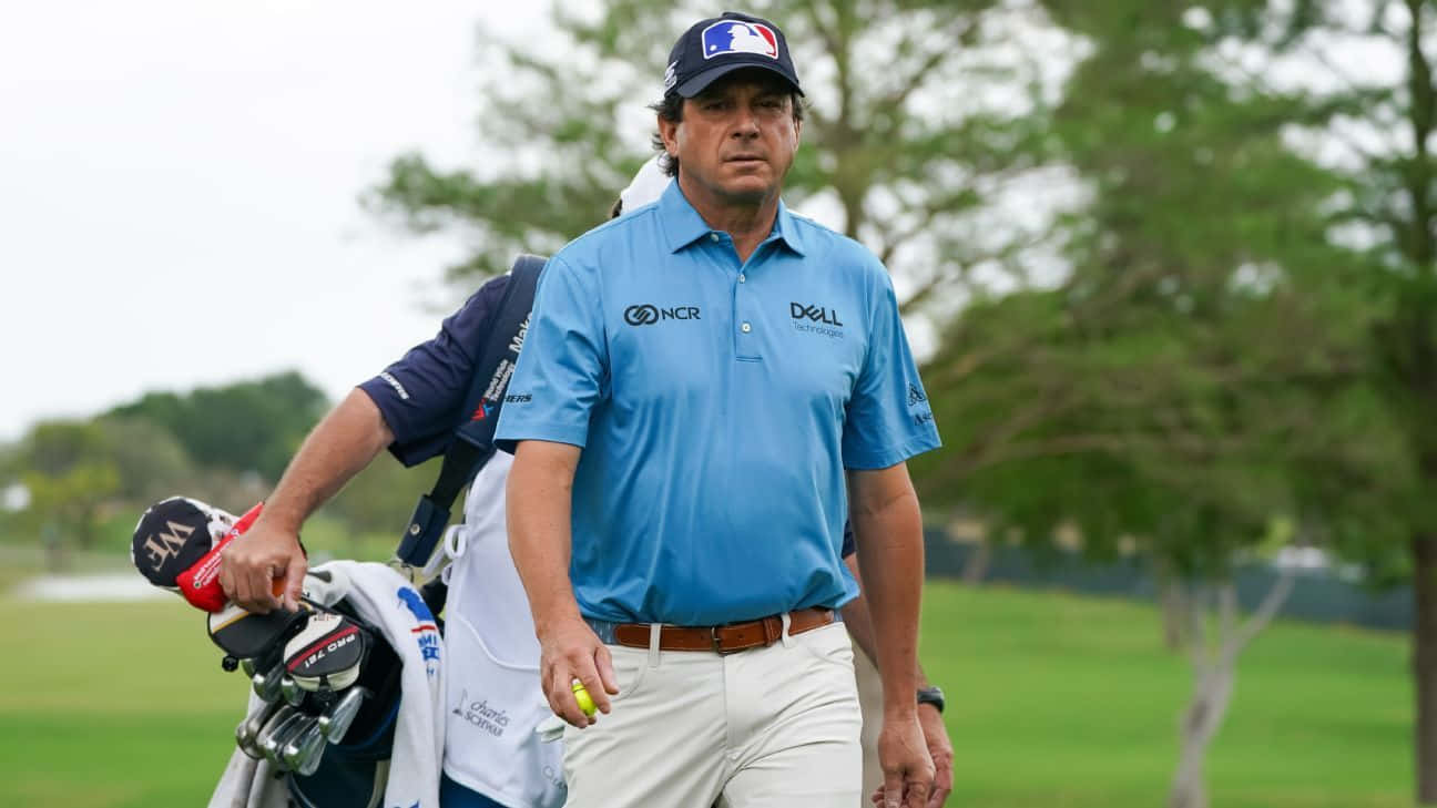 Golfistaprofessionista Billy Andrade In Azione Con Il Suo Caddy Sfondo