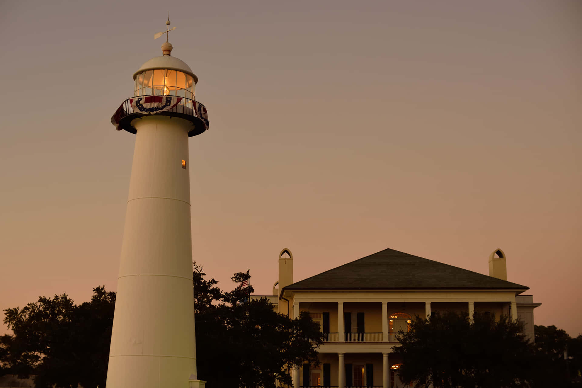 Biloxi Lighthouse in Mississippi as the Sun Sets Wallpaper