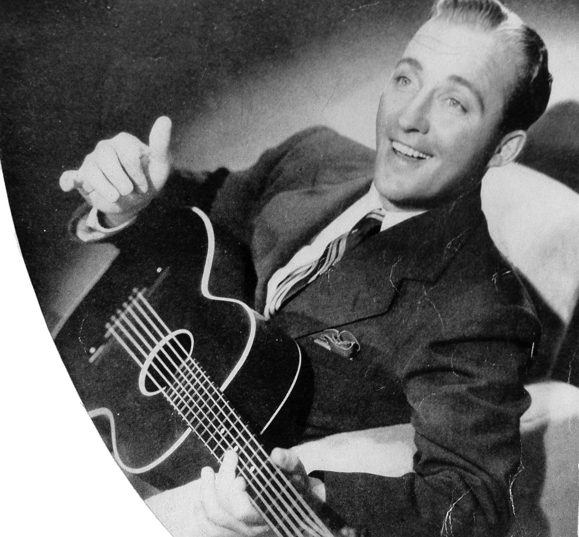 Bing Crosby Con In Mano Una Chitarra Sfondo