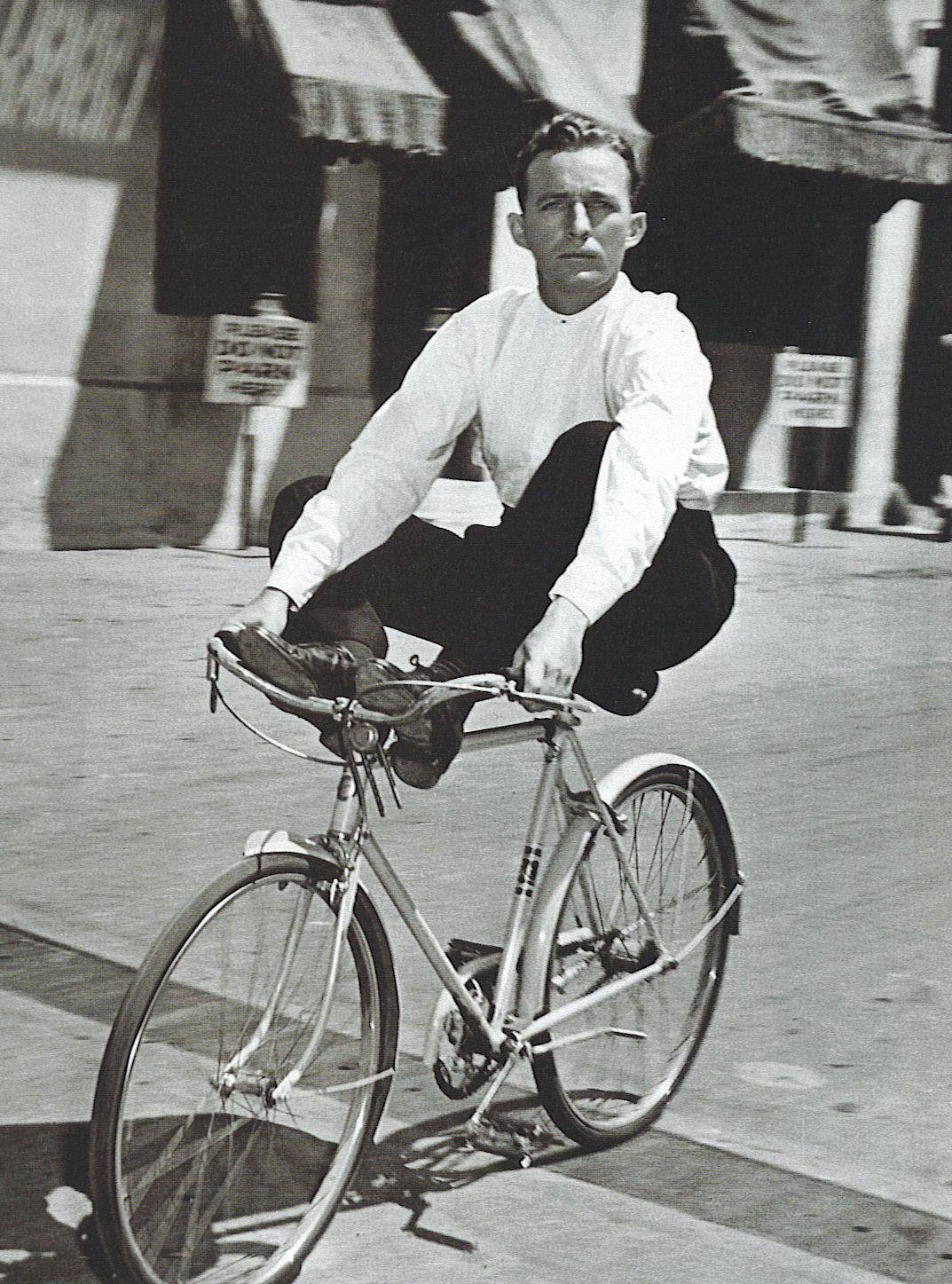 Bing Crosby In Sella A Una Bicicletta Sfondo