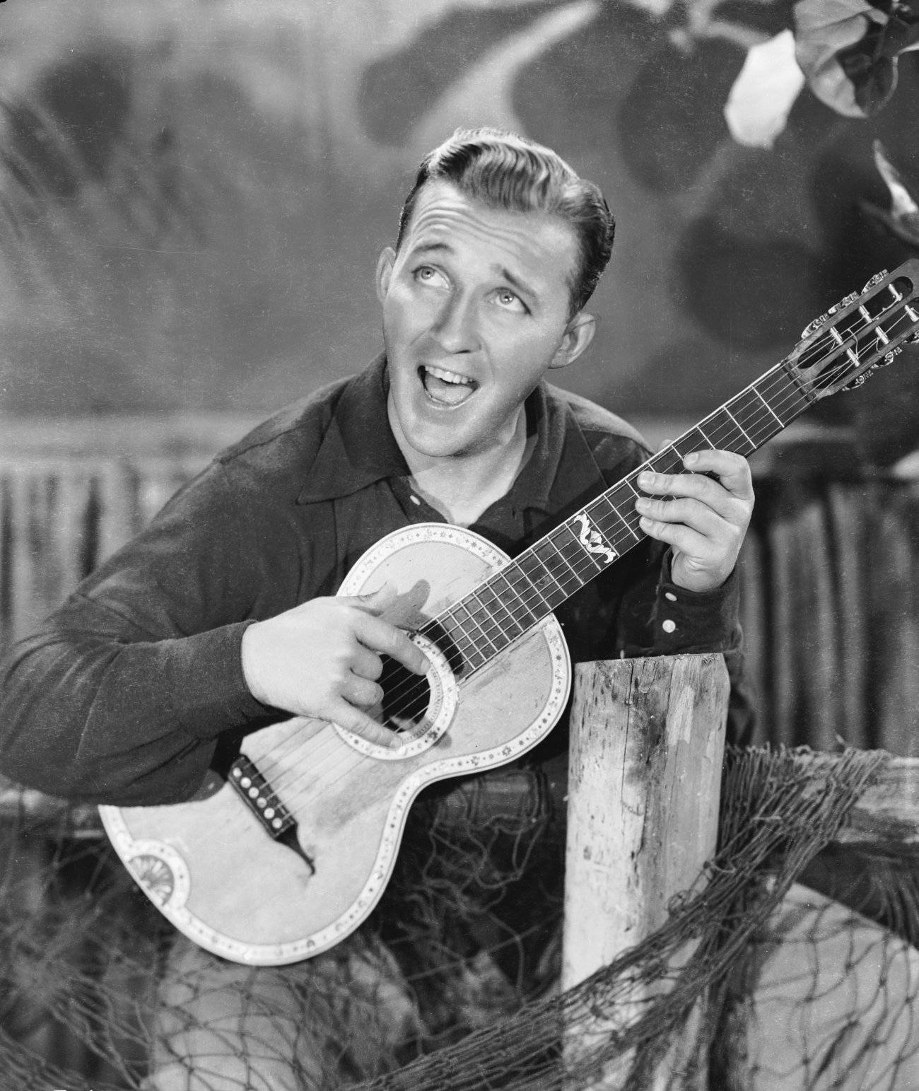 Bing Crosby med en lille guitar skrivebordsbaggrund Wallpaper