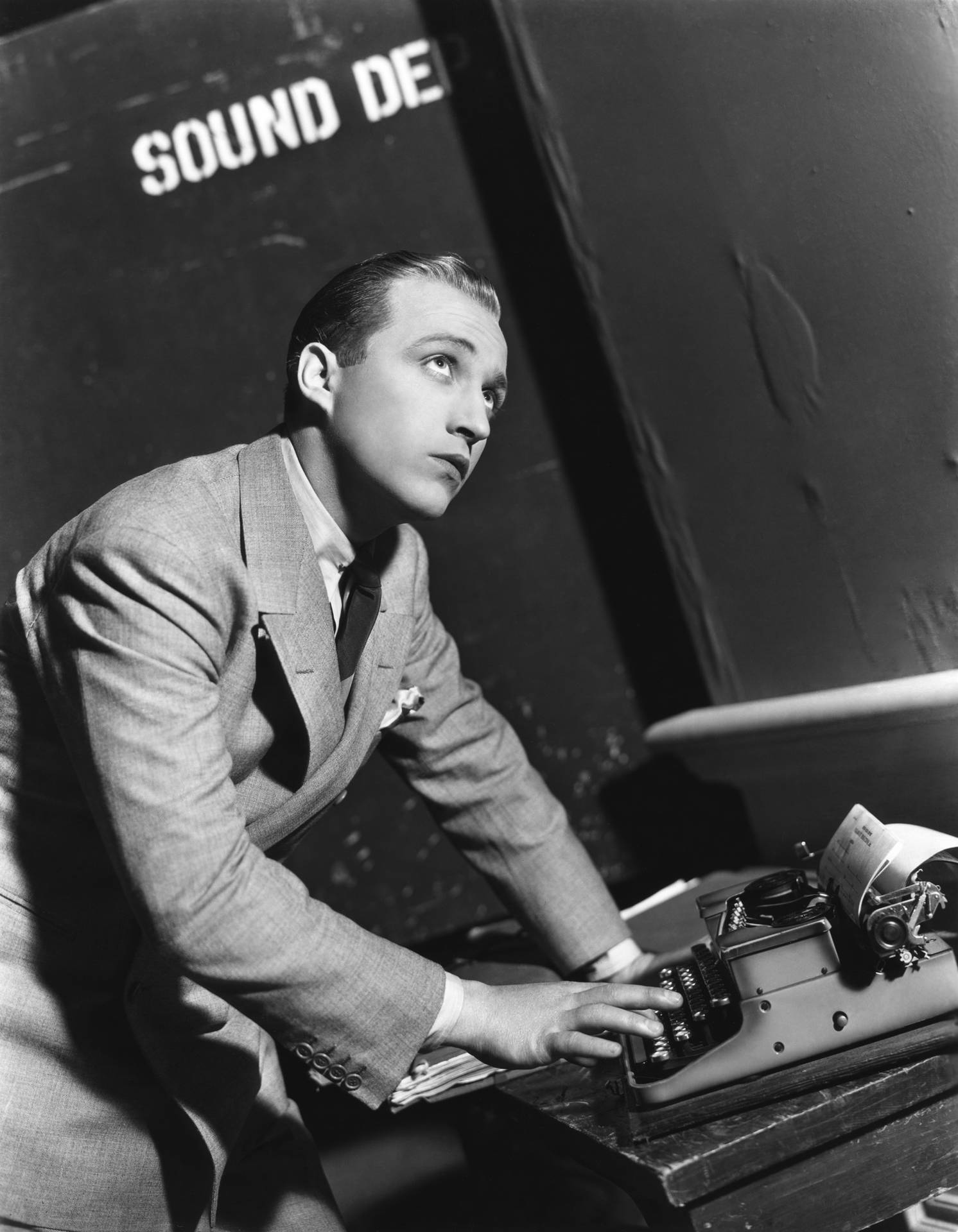 Bing Crosby Con Una Macchina Da Scrivere Sfondo