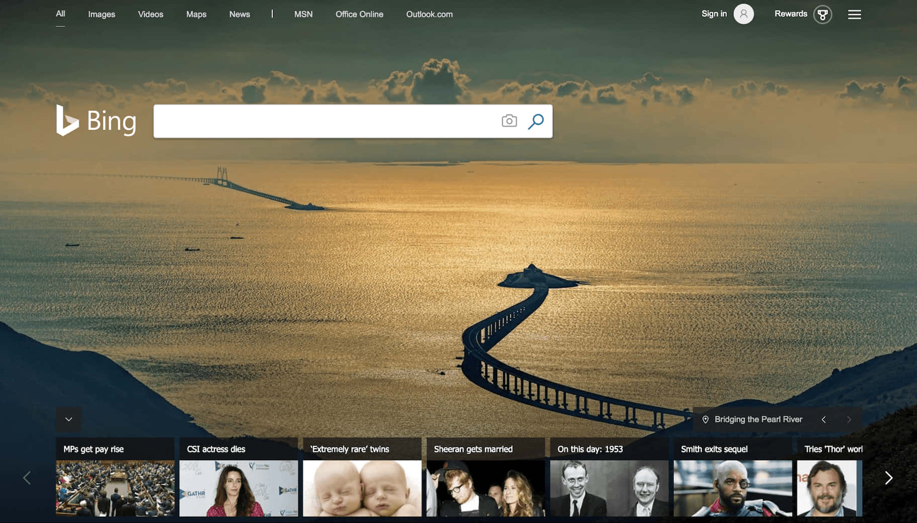 En webside med mange billeder og en bro med en blå himmel.