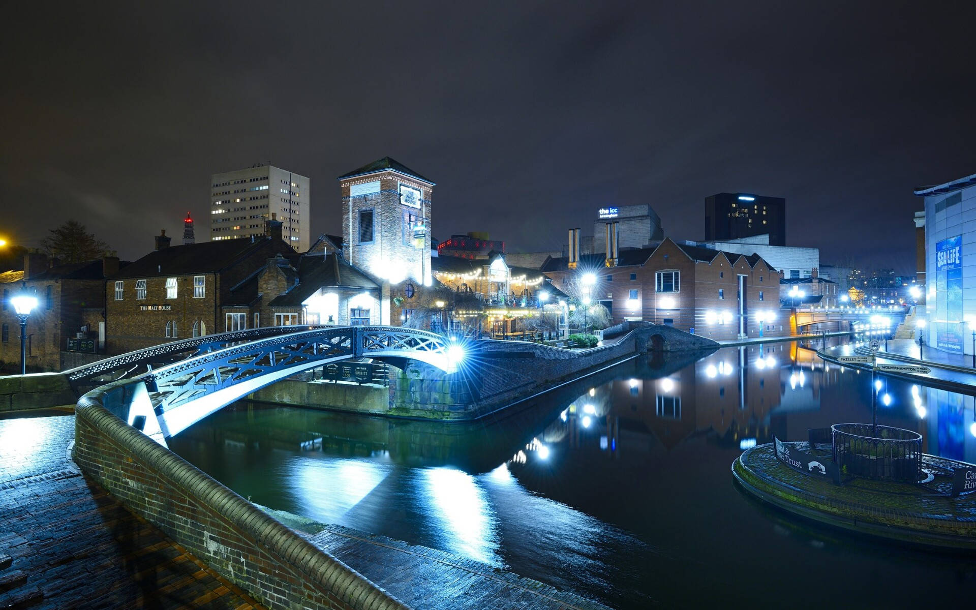 Birmingham Canal At Night Setting Wallpaper