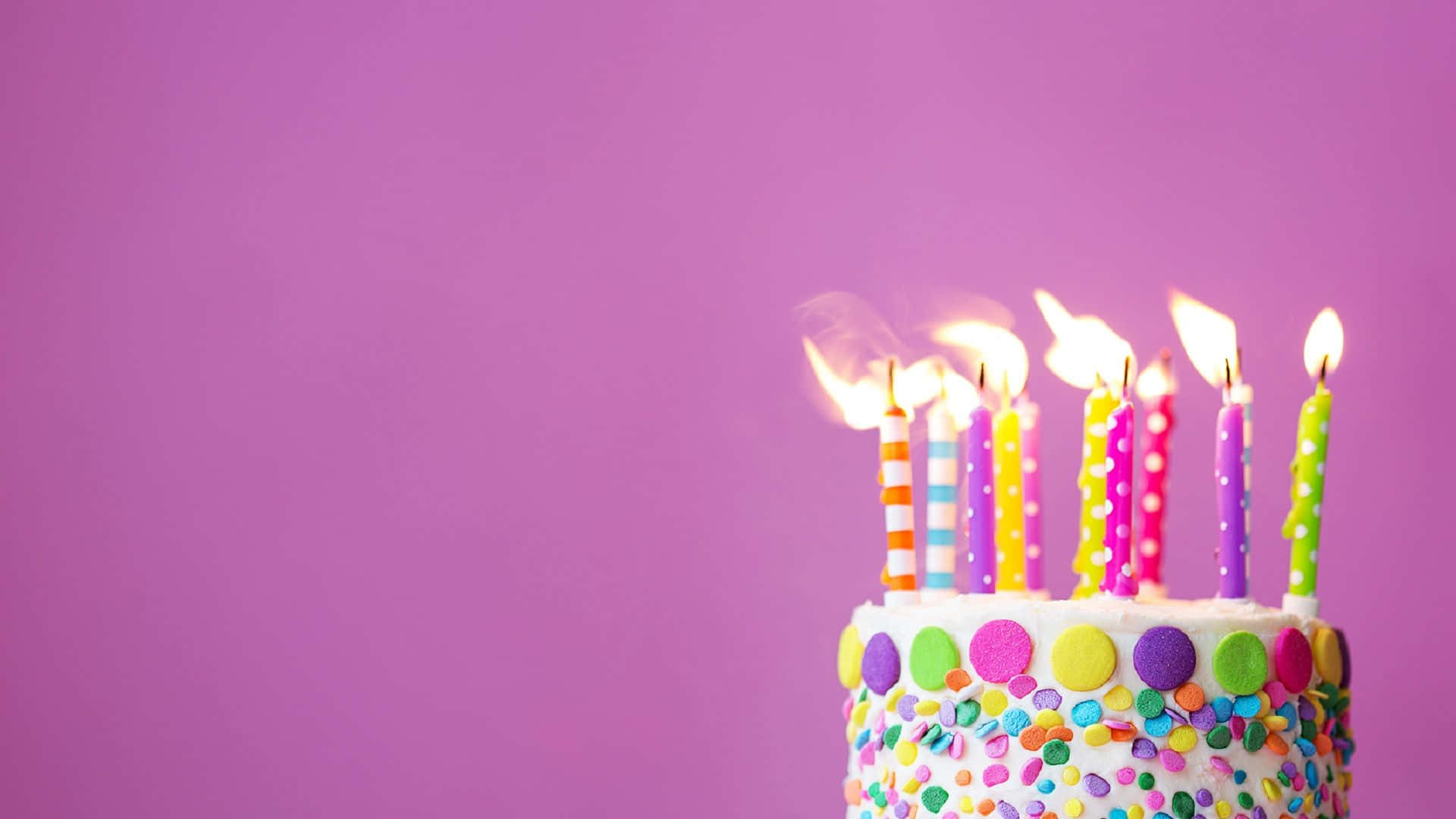 Bunteshintergrundbild Mit Einer Mini Geburtstagstorte Mit Kerzen