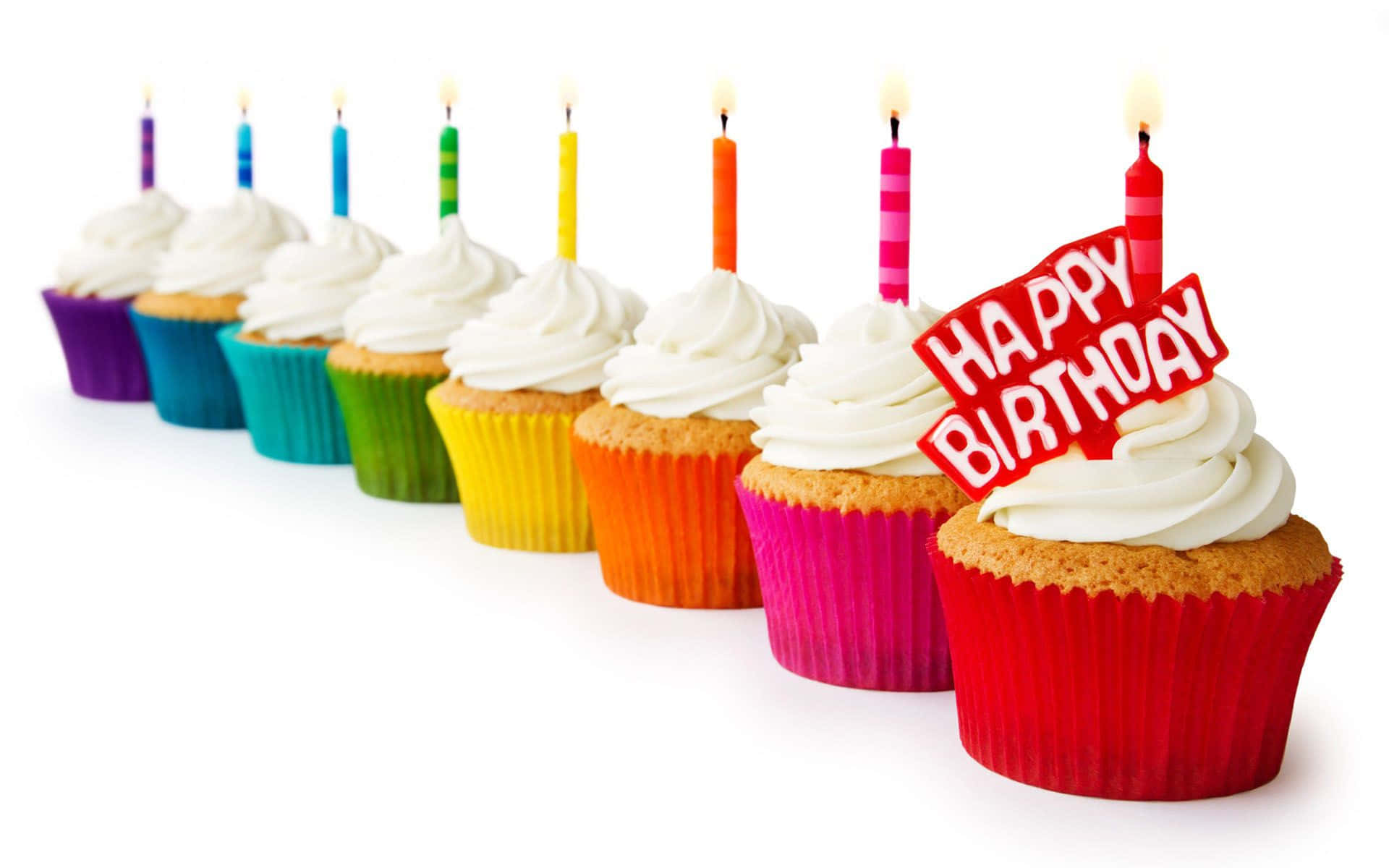 Fundocom Cupcakes De Aniversário Com Liners De Arco-íris.