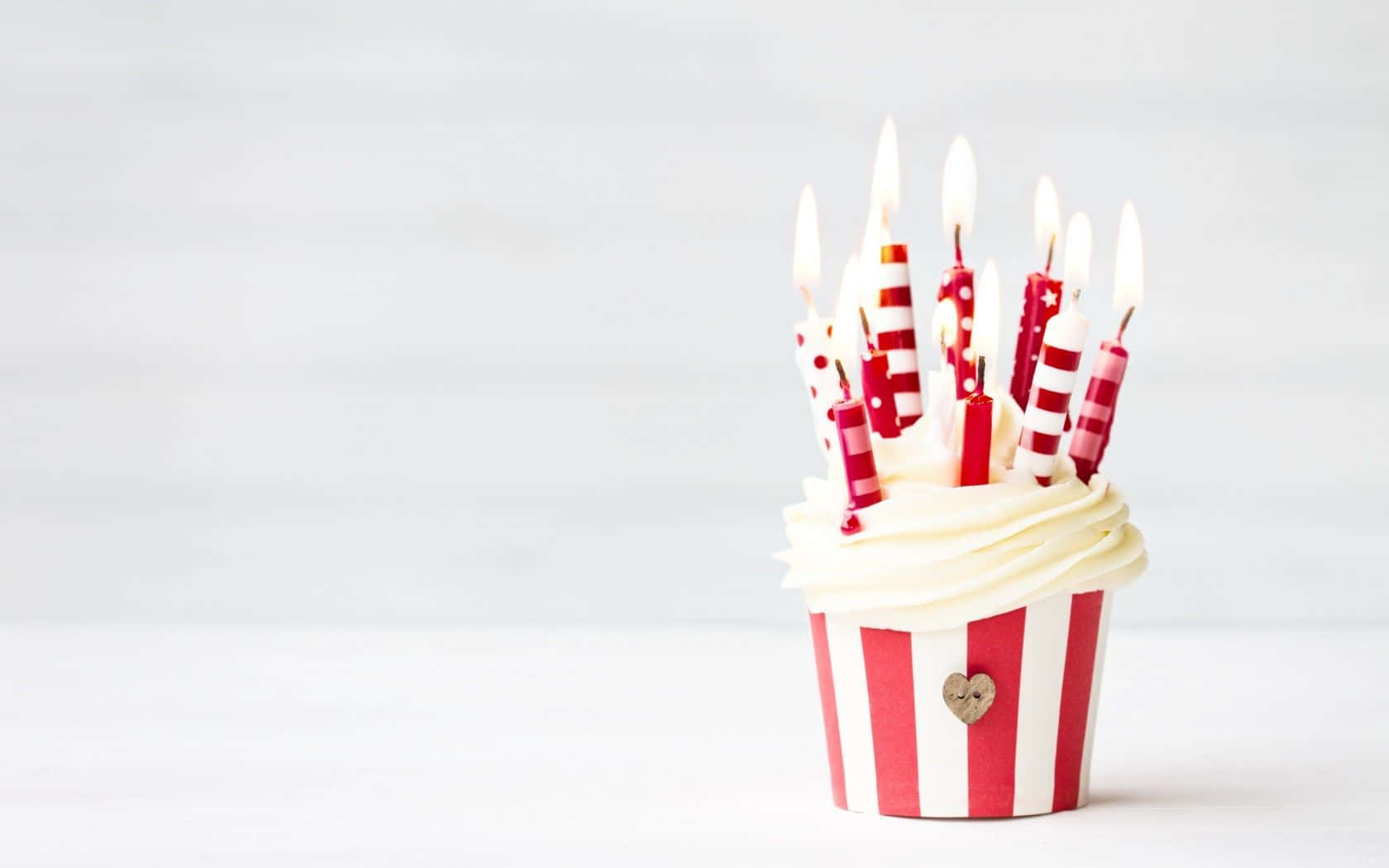 Fundode Tela De Cupcake De Aniversário Vermelho E Branco