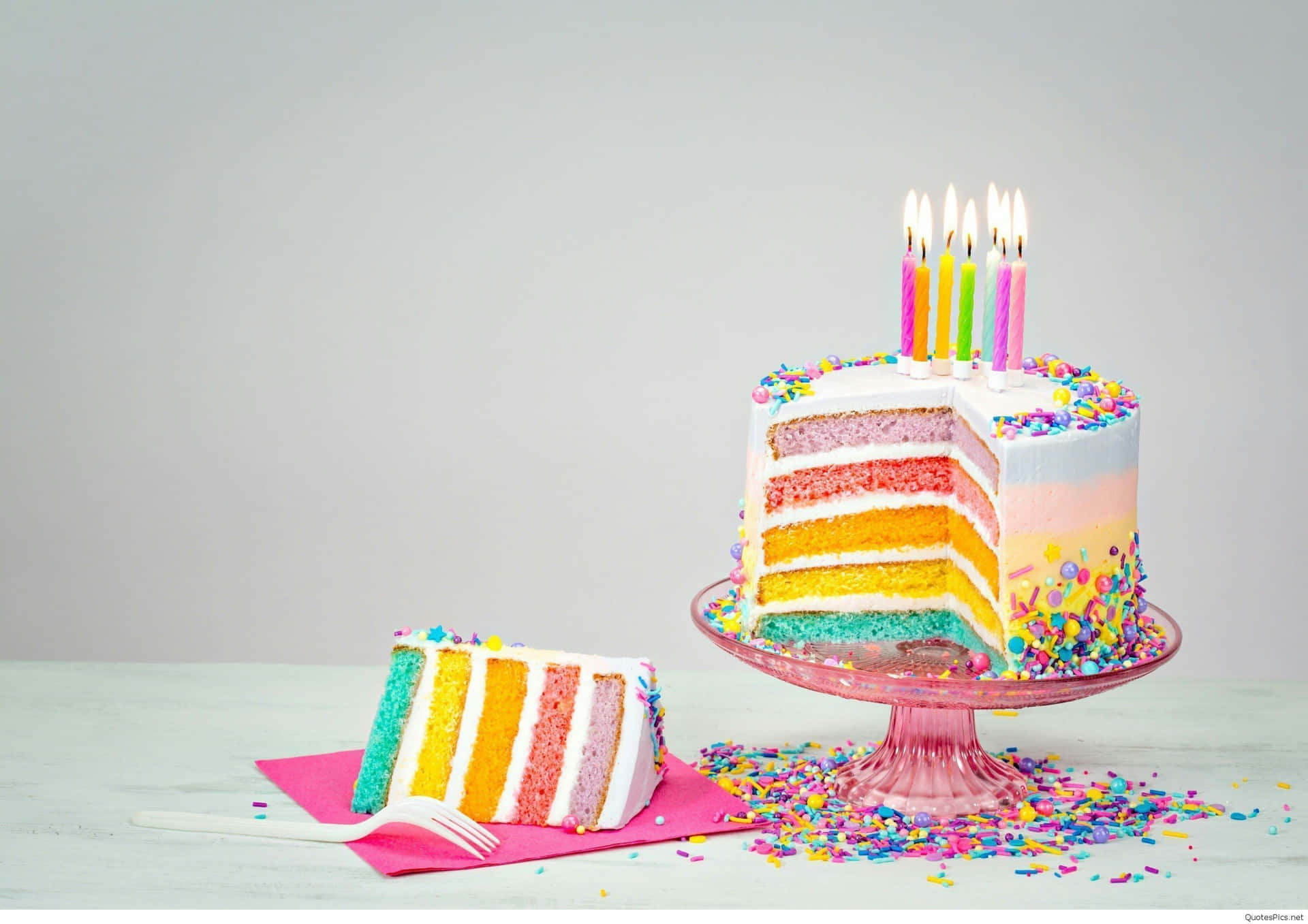 Sfondocon Una Gustosa Fetta Di Torta Di Compleanno Colorata Con Decorazioni Di Confetti