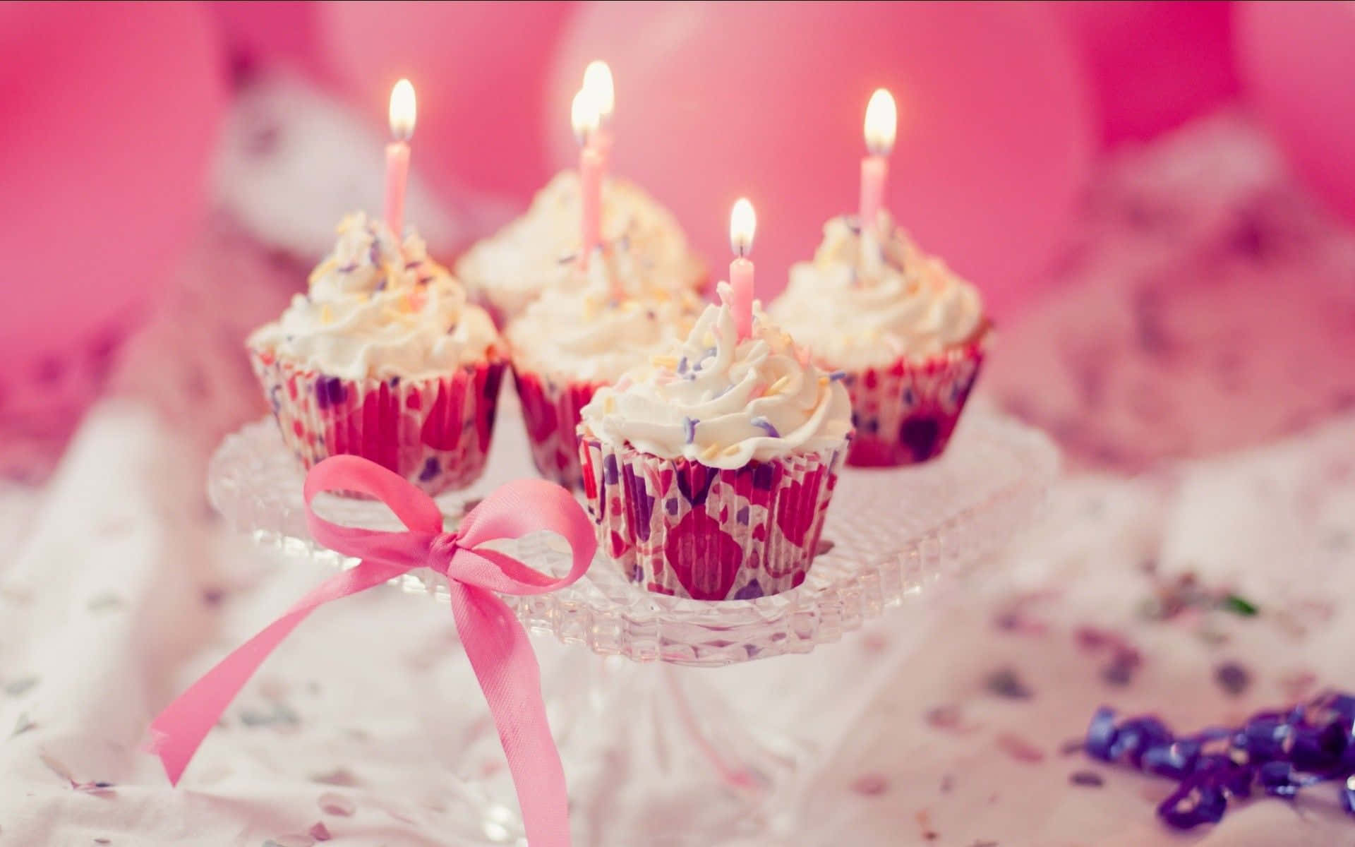 Fødselsdagscupcakes Med Lilla Og Pink Liners Baggrund.