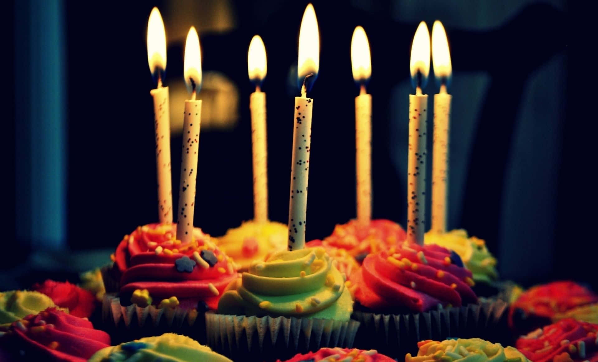 Cupcakesde Aniversário Em Um Fundo De Área Escura.
