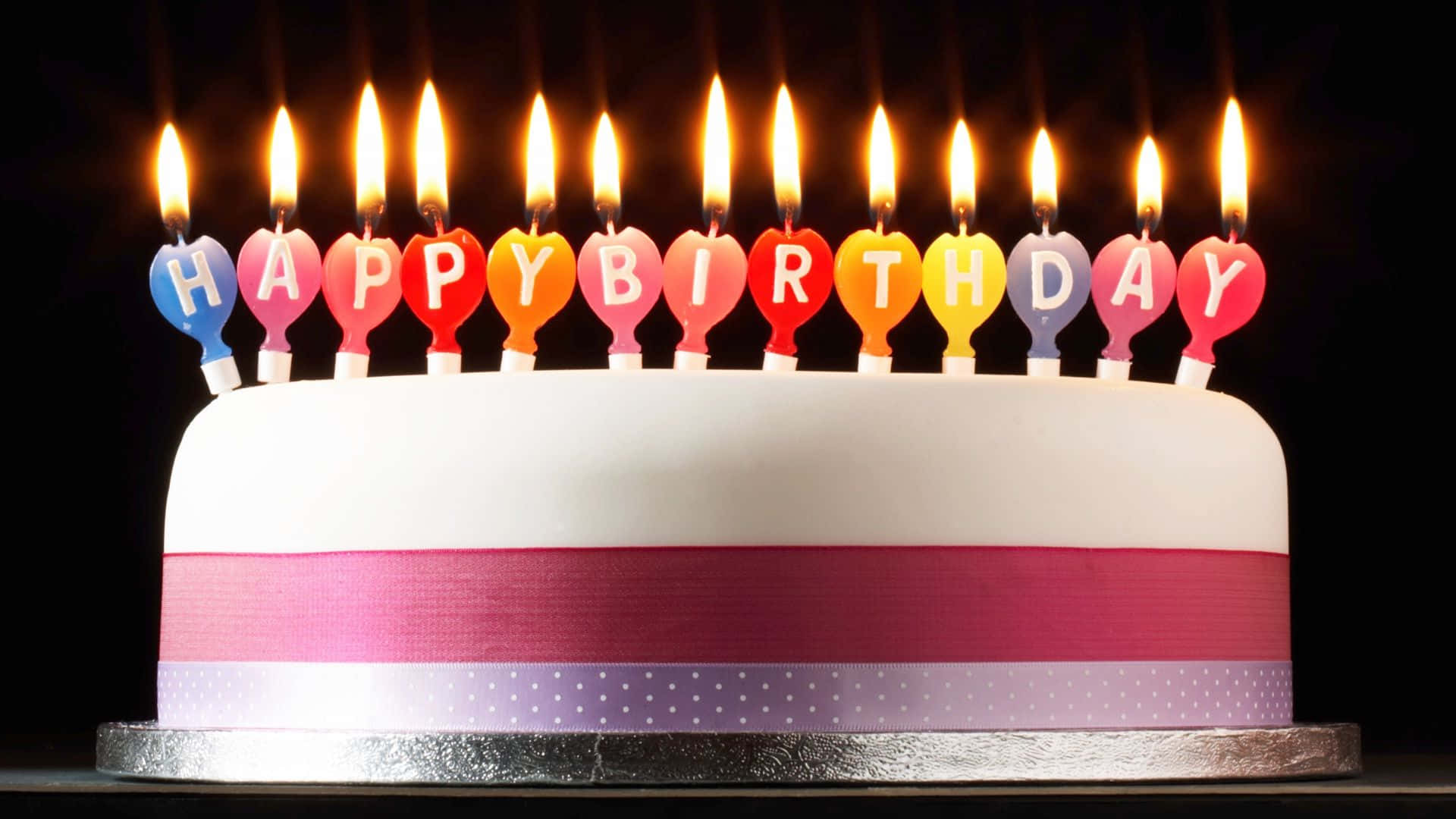 Geburtstagstortemit Pastellfarbenen Kerzen Im Hintergrund