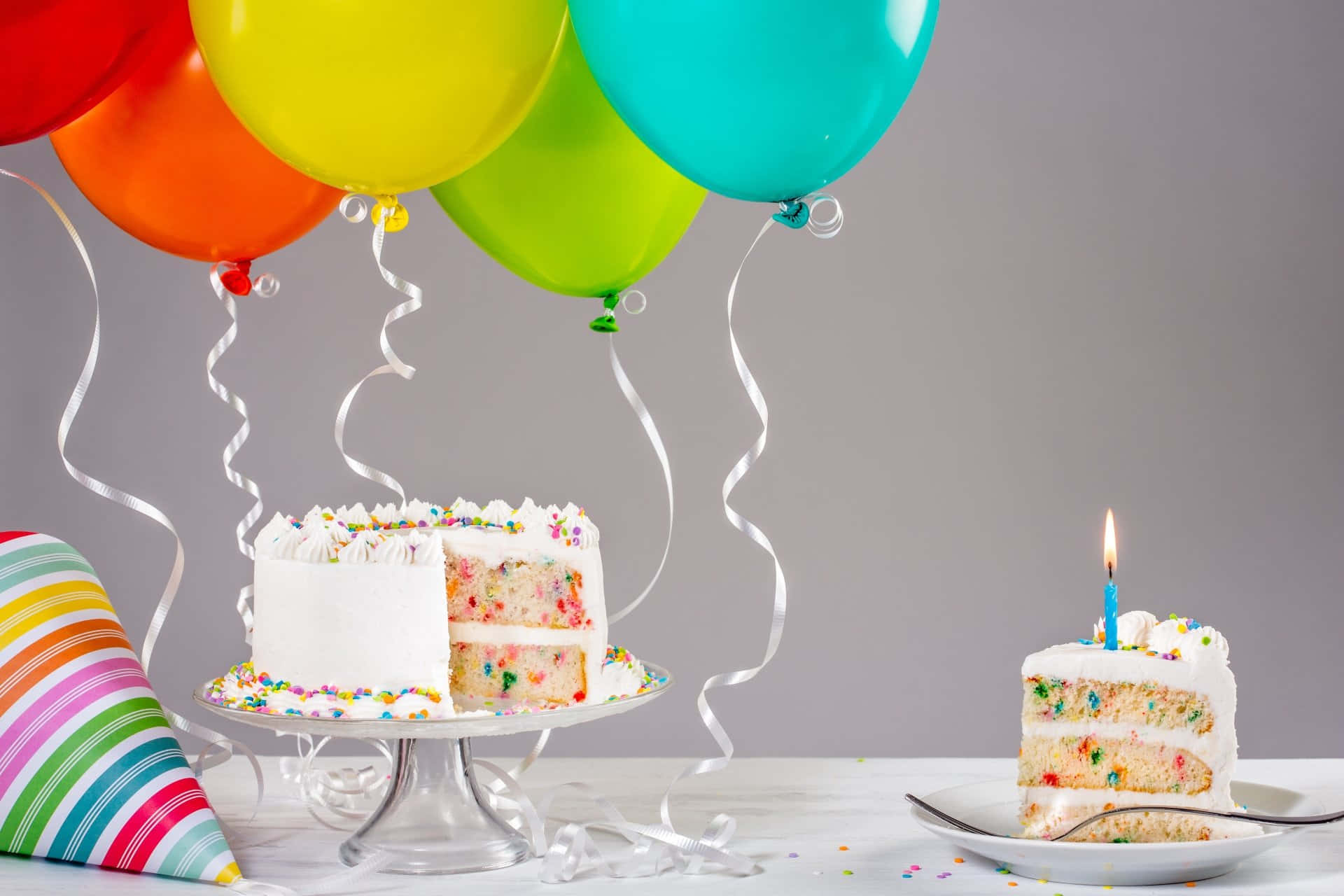 Palloncinidi Compleanno Con Immagine Di Una Torta Di Compleanno