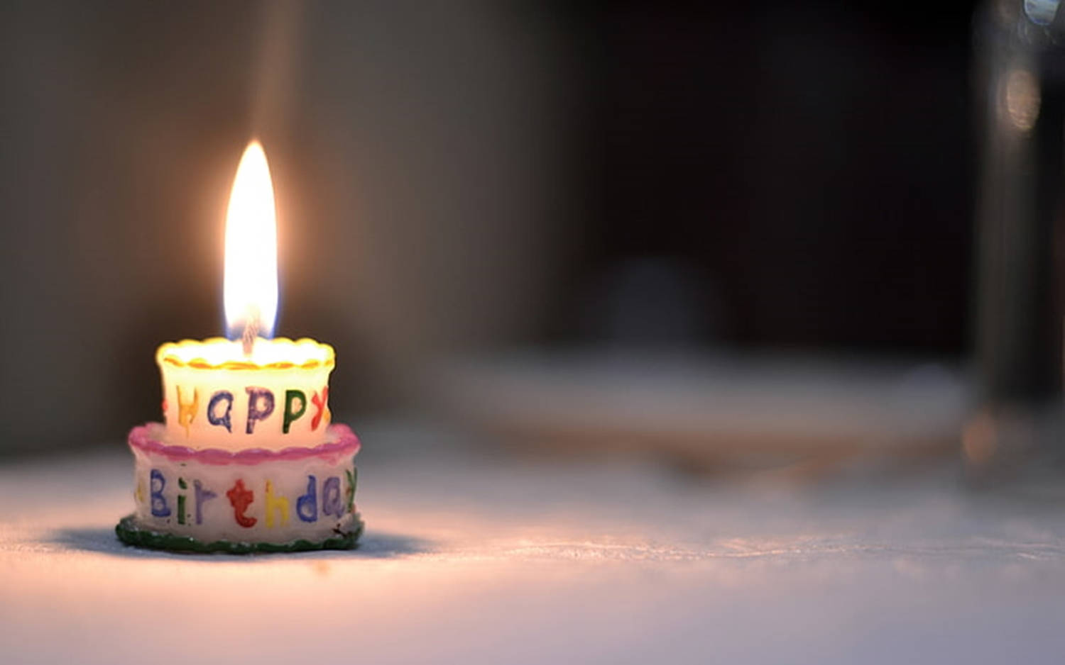 Unacelebrazione Vivace: Torta Di Compleanno Con Candeline Accese. Sfondo
