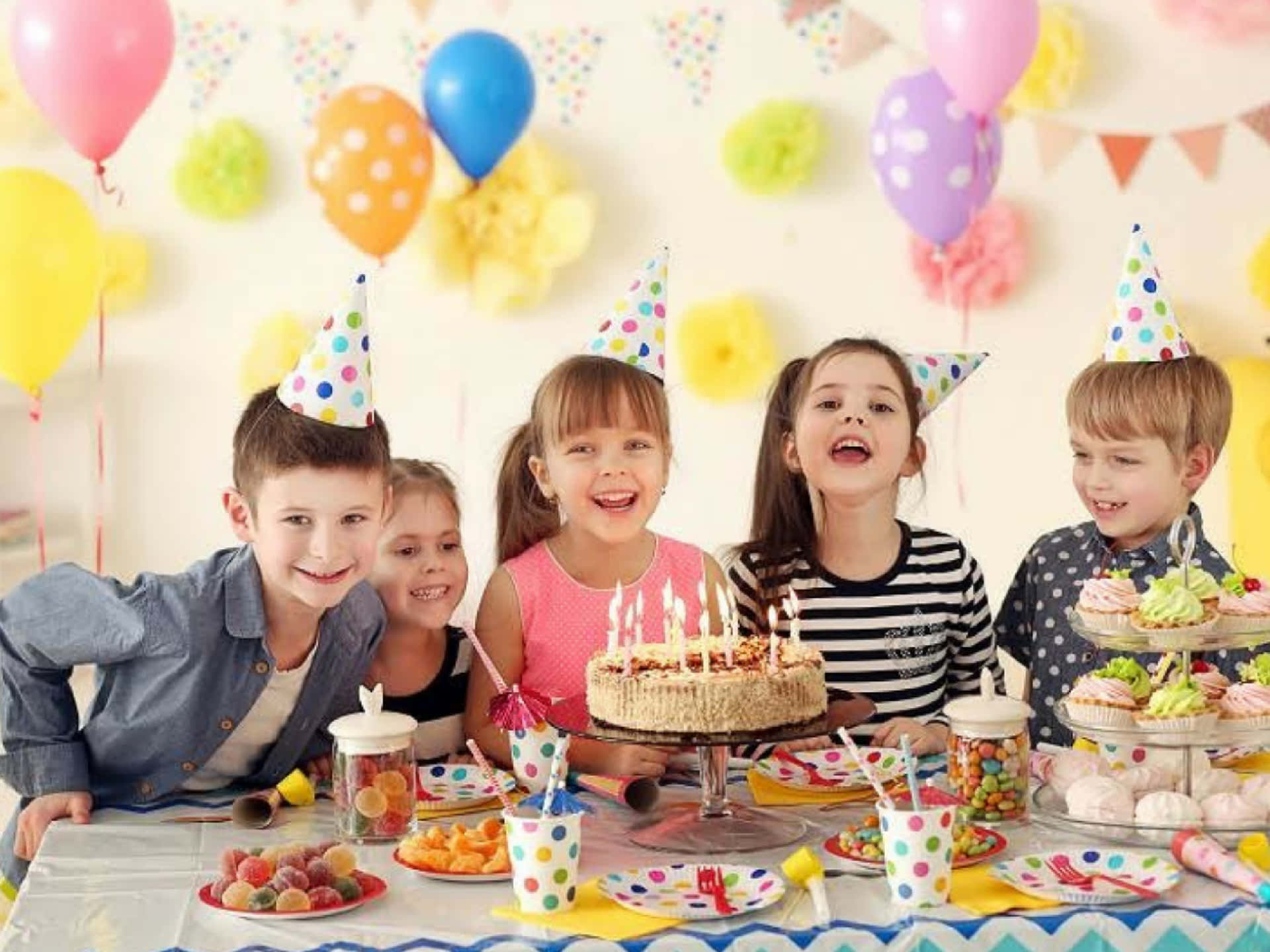 Barnpå Ett Födelsedagskalas Med Ballonger Och Tårta