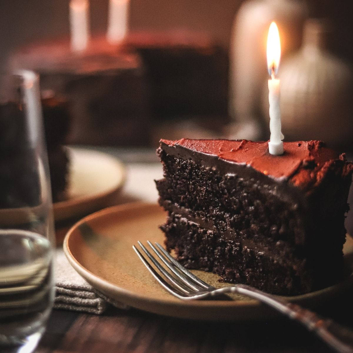 Deliziosospicchio Di Torta Al Cioccolato Di Compleanno Sfondo