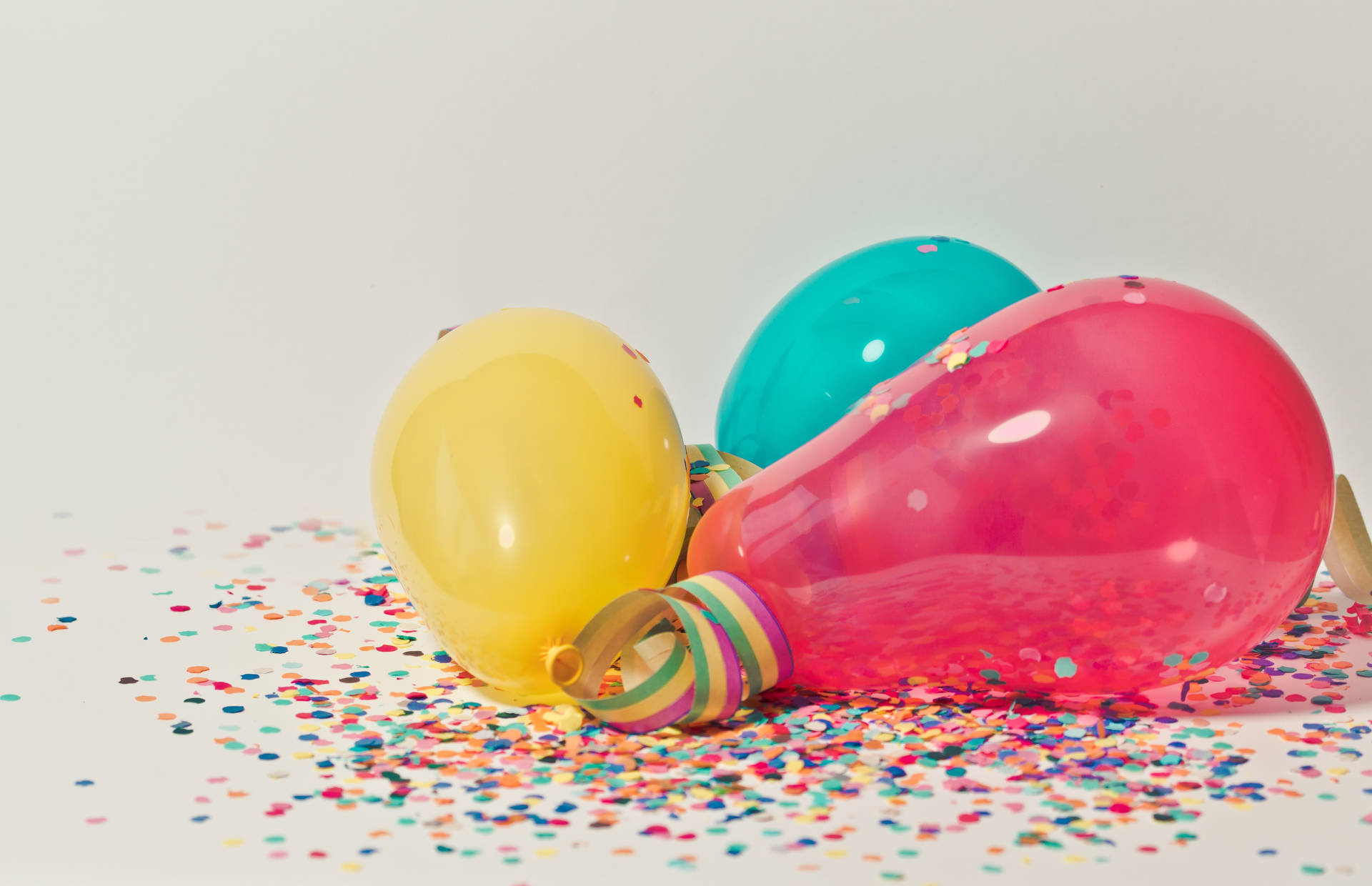 Födelsedagfärgglada Ballonger Med Konfetti Wallpaper