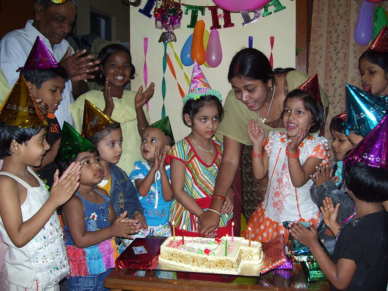Immaginedi Un Gruppo Di Bambini Durante Una Festa Di Compleanno