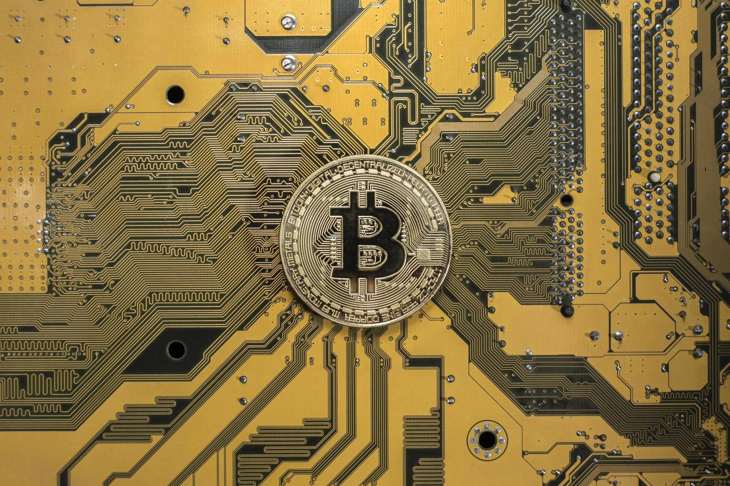 Bitcoinauf Goldenem Motherboard Crypto Hintergrund Wallpaper