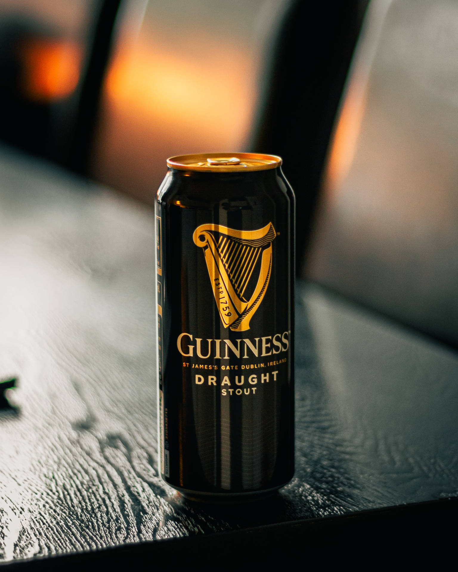 Cervezaguinness Irish Dry Stout En Lata Negra Y Dorada. Fondo de pantalla