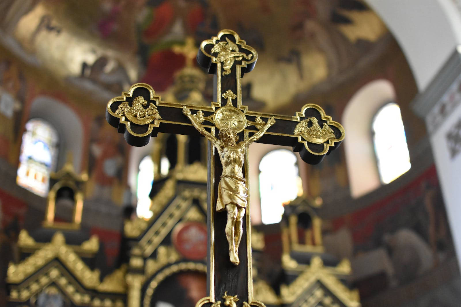 Sort og guld Jesus på kors Crucifixion Wallpaper. Wallpaper