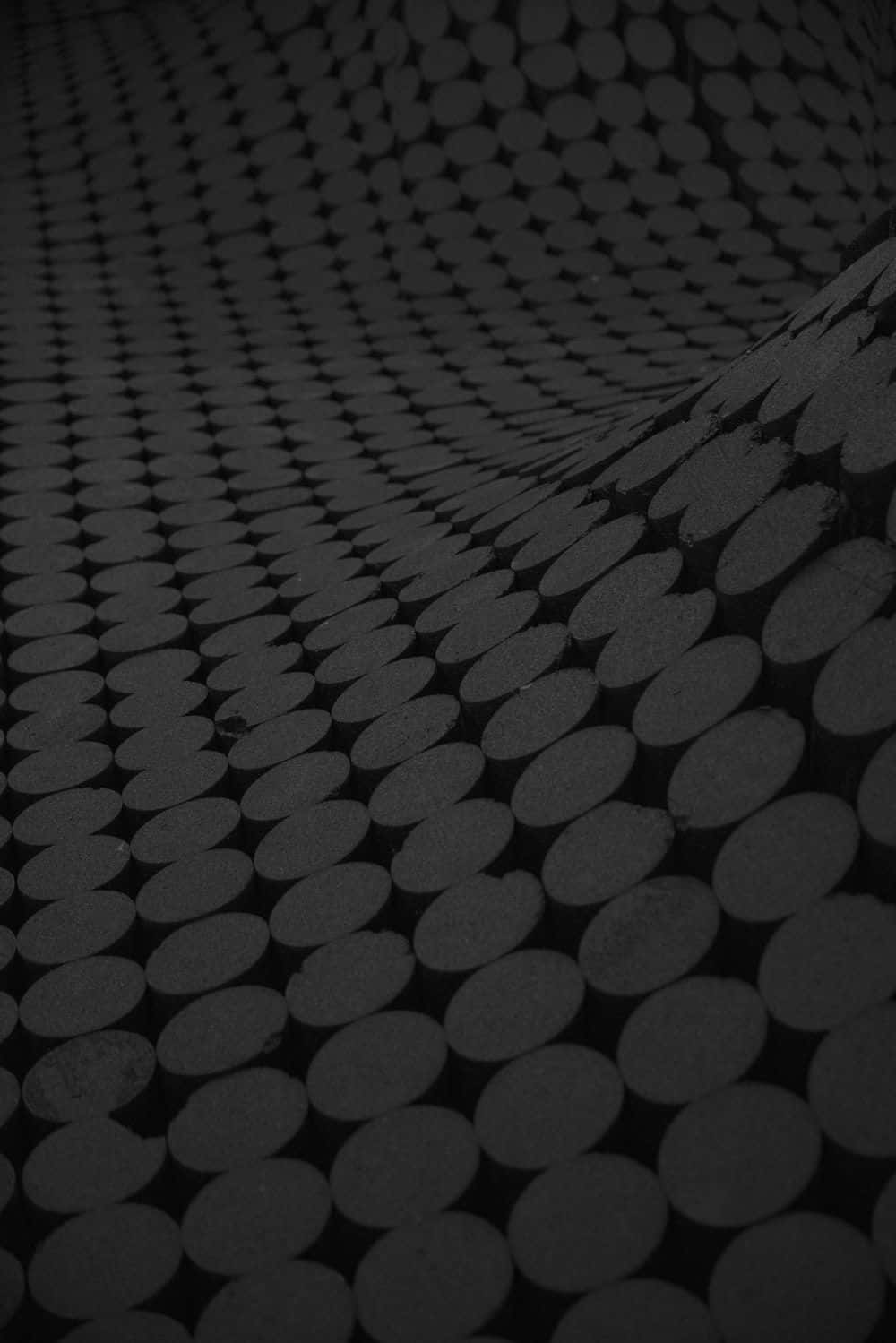 Sort og grå tæppe med et cirklemønster design Wallpaper