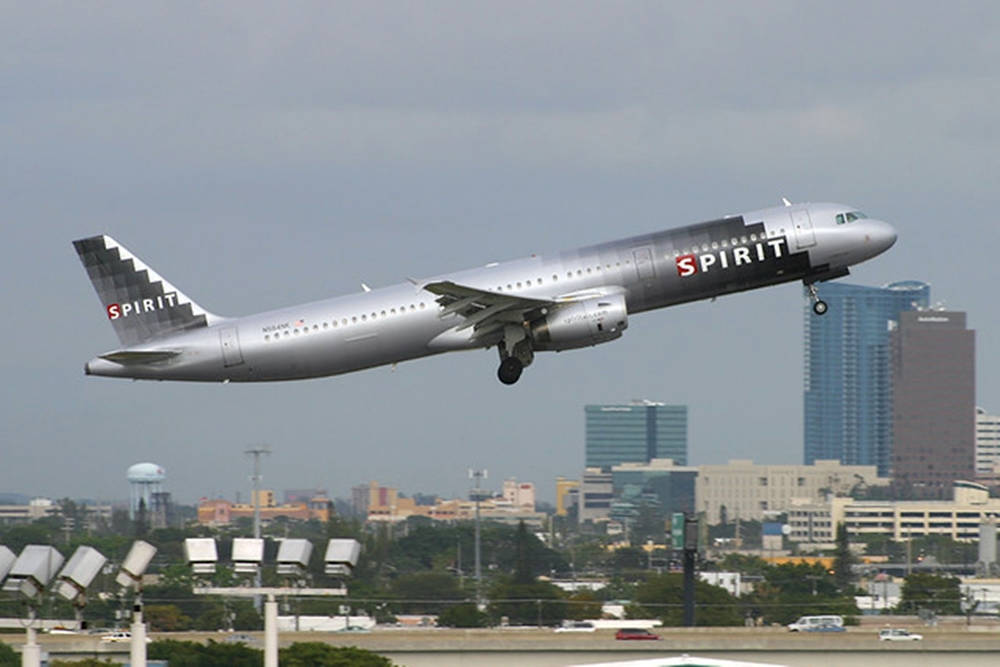 Aviónde Spirit Airlines En Negro Y Gris. Fondo de pantalla