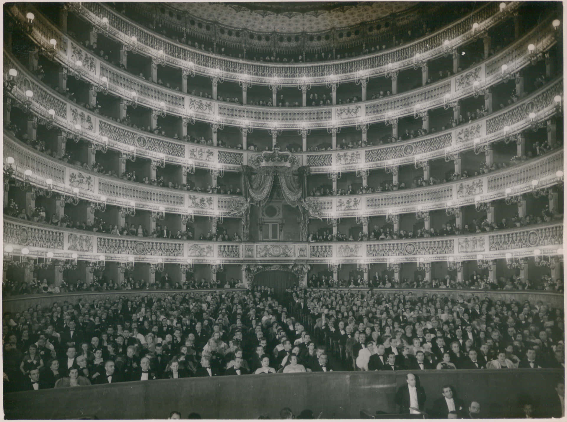 Svartvittestetiskt La Scala Operahus. Wallpaper