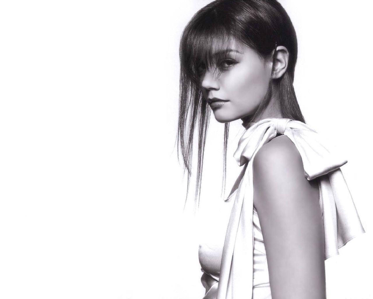 Black And White American Celebrity Katie Holmes Wallpaper