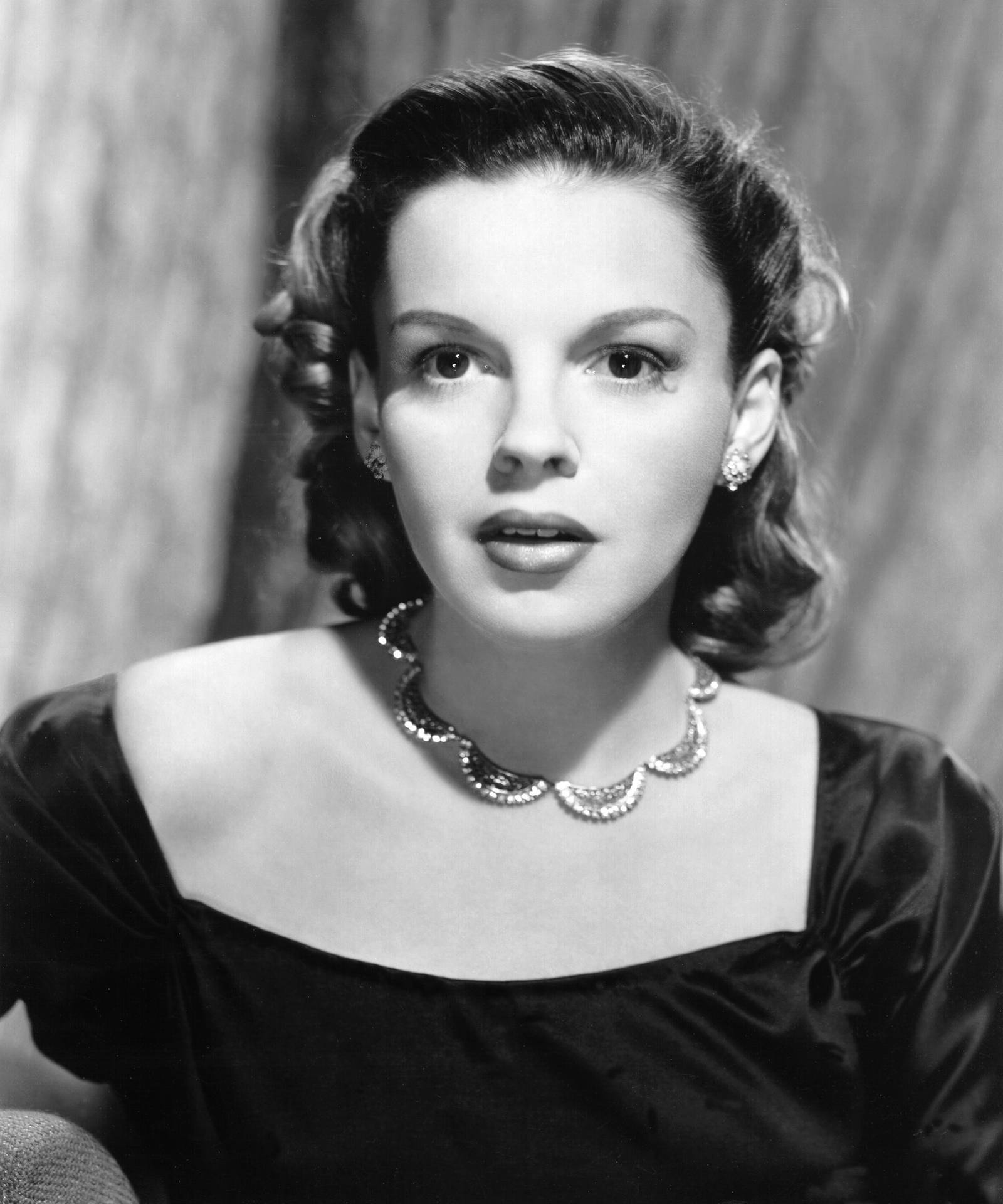 Schwarzweißes Bild Der Amerikanischen Sängerin Judy Garland Wallpaper