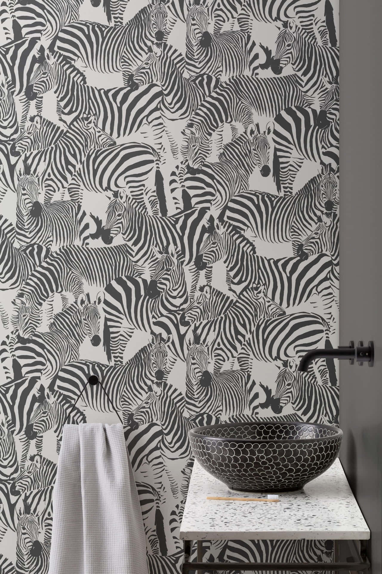 Et badeværelse med zebra tapet og et håndvask. Wallpaper